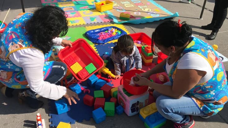 Empleadas de estancias infantiles protestan en el Zócalo contra recorte