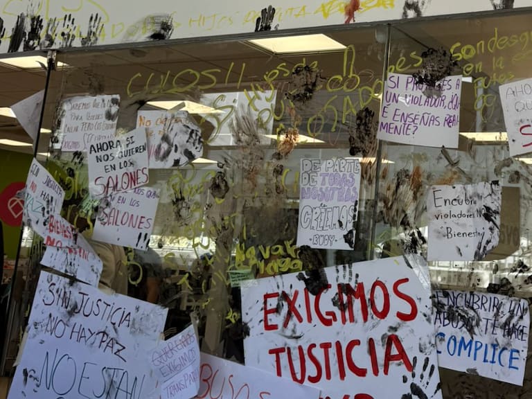 Alumnos de la prepa Tec Milenio de Monterrey exigen justicia por la presunta agresión sexual que sufrió un compañero a manos de 5 alumnos de la misma institución.