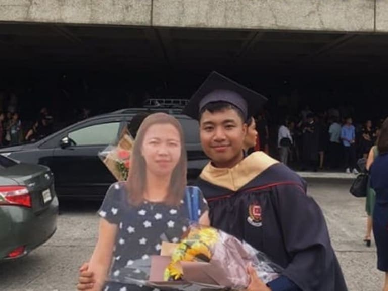 Con una foto en tamaño real recuerda a su madre durante graduación