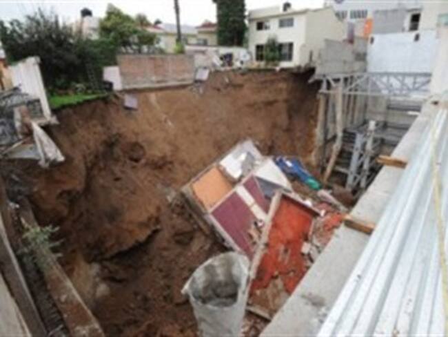 Construyen muro de contención en zona de Alamo Plateado, en Edomex