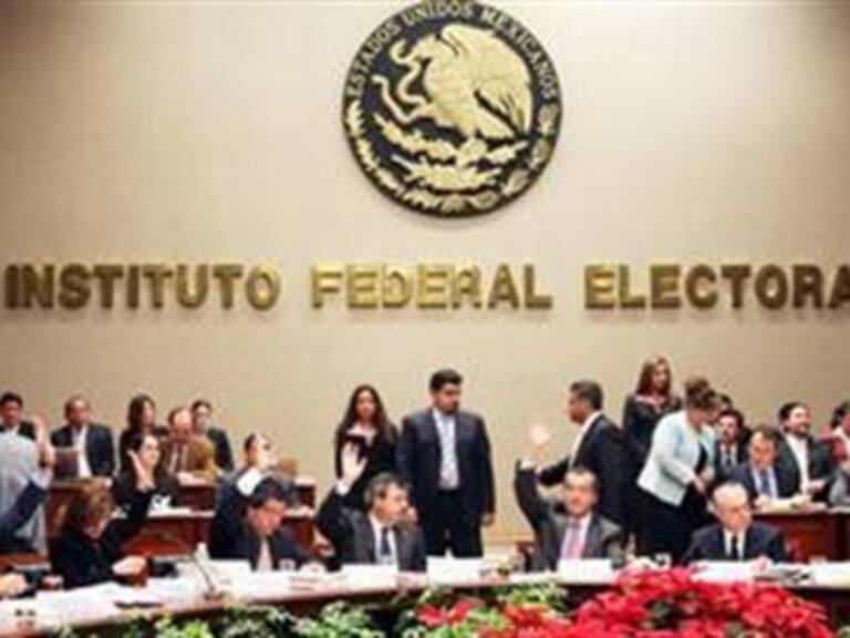 IFE no prohibió uso de celulares o cámaras en las mamparas de votación