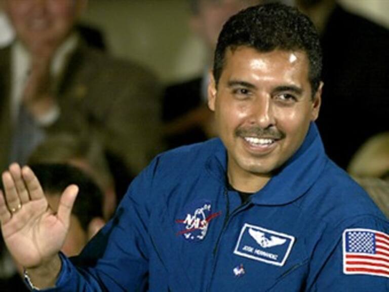 Deja el astronauta José Hernández la NASA