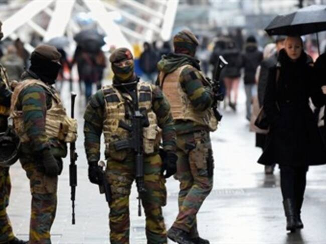 Resguardan 500 policías escuelas y metro en Bruselas