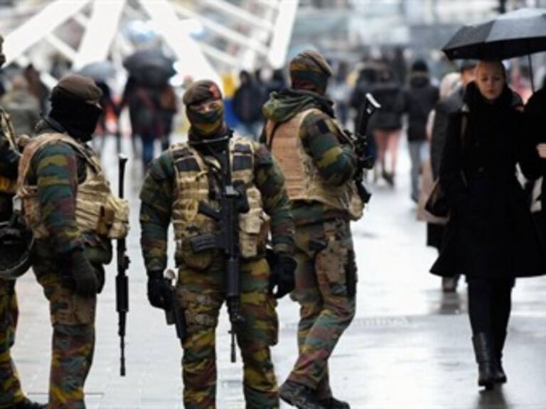 Resguardan 500 policías escuelas y metro en Bruselas