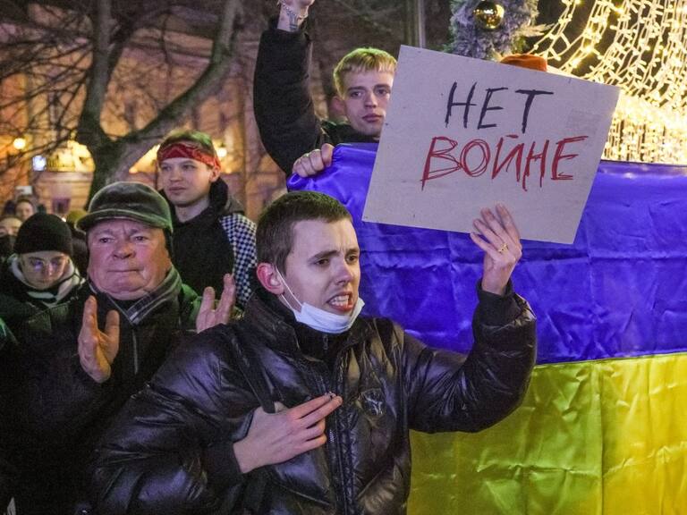 Rusia detiene a manifestantes contra la invasión a Ucrania