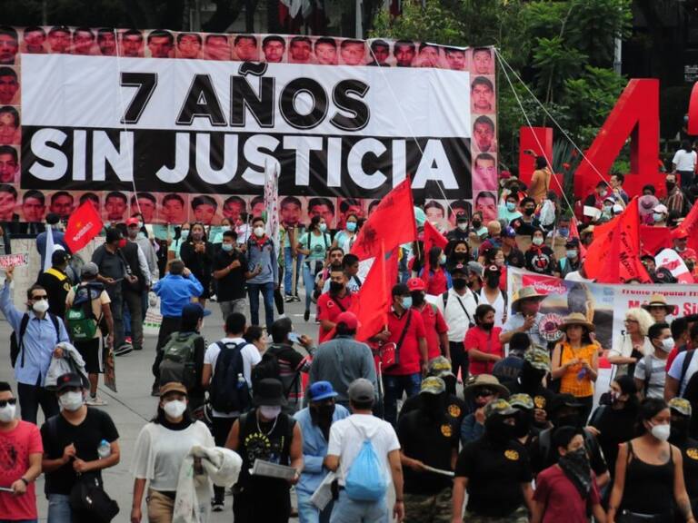 Marchan en memoria de los 43 normalistas desaparecidos de Ayotzinapa