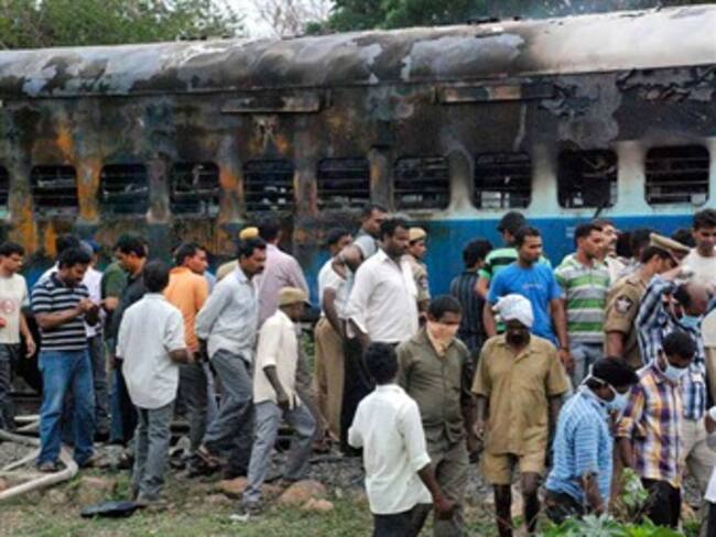 Aumentan a 32 los muertos por incendio en tren de pasajeros en India