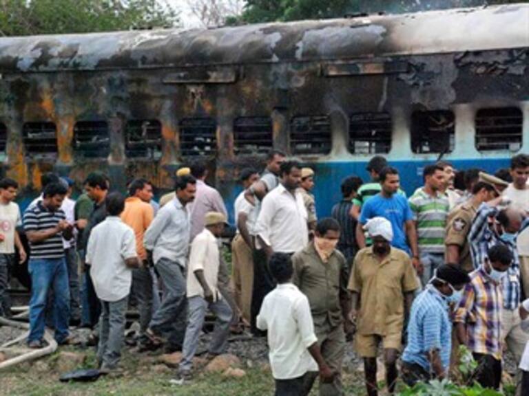 Aumentan a 32 los muertos por incendio en tren de pasajeros en India