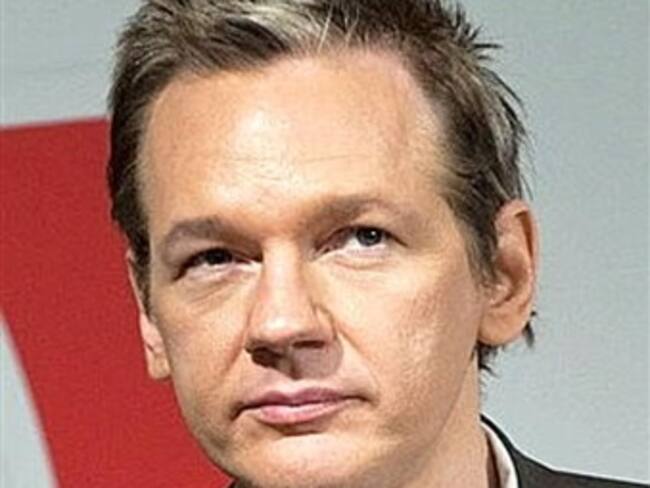 Queda Assange en libertad bajo fianza