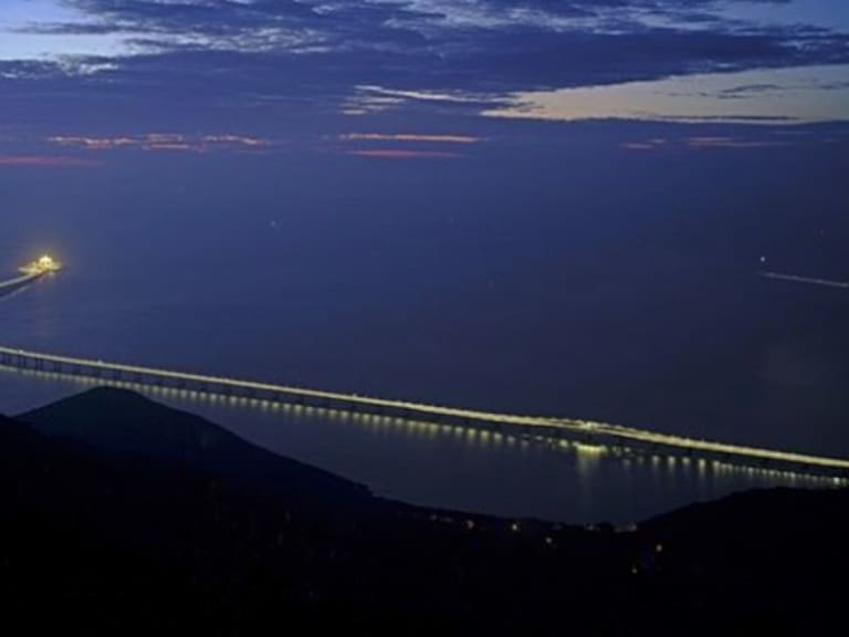 China abre el puente sobre el mar más largo del mundo