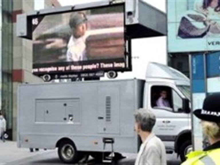 GB: fotos de participantes en disturbios en pantalla gigante en Birmingham