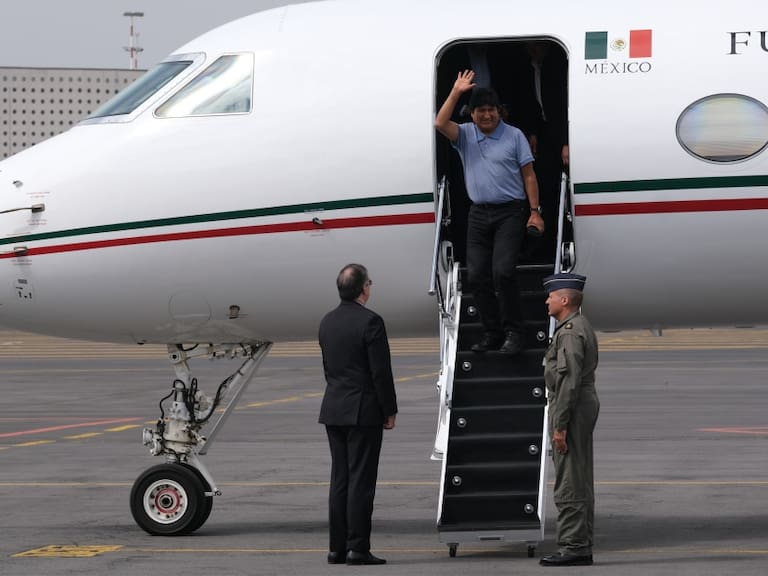 Senado asciende a piloto que trajo a Evo Morales
