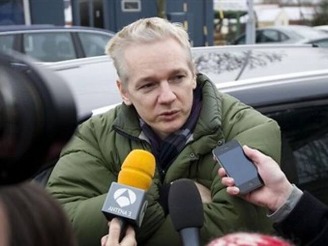 Presenta Assange apelación contra su extradición a Suecia