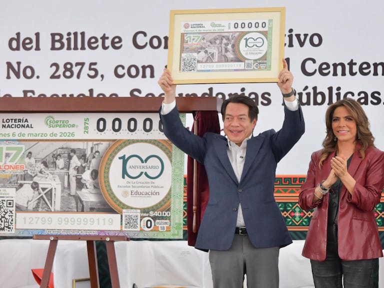 Develan secretario Mario Delgado y titular de la Lotería, Olivia Salomón, billete conmemorativo del Centenario de las Escuelas Secundarias Públicas en México