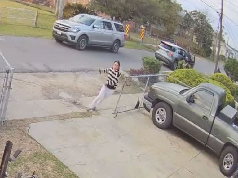 La joven corrió para refugiarse a su casa donde su familia salió a enfrentar a los agentes de ICE. Captura de pantalla Video Ramona Anglin.