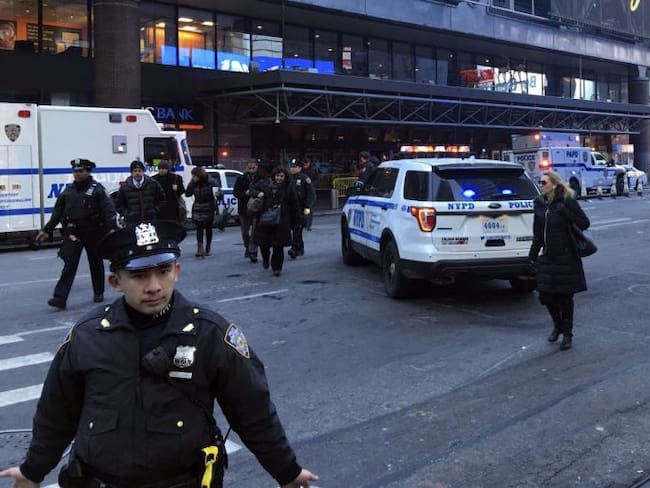 Policía de NY investiga explosión en el corazón de Manhattan