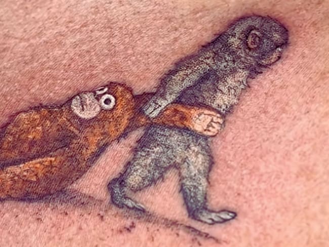 Punch en Japón: fanático se tatúa al famoso monito y a su orangután en el pecho