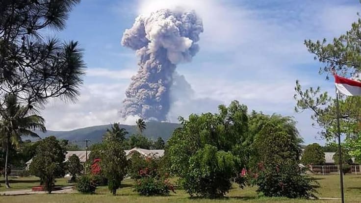 Terremoto, tsunami y ahora erupción del volcán Soputan en Indonesia