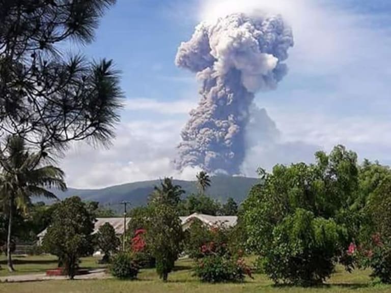 Terremoto, tsunami y ahora erupción del volcán Soputan en Indonesia