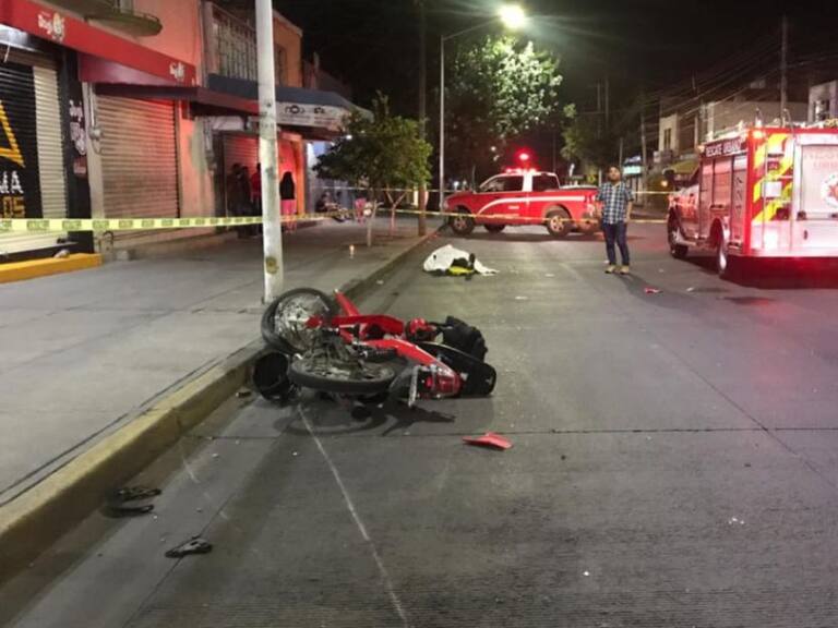Fallece motociclista al impactarse contra los bomberos