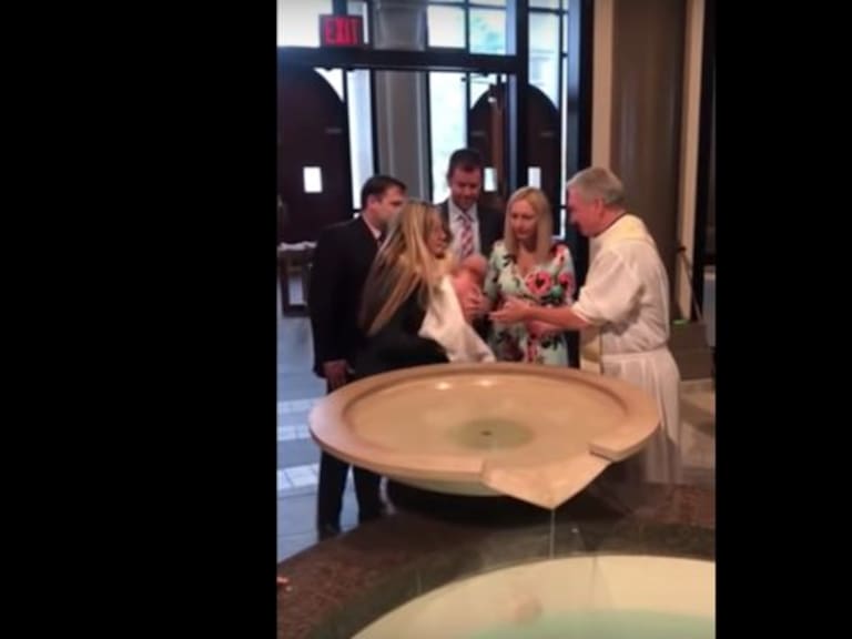 VIDEO: Bebé se le va de las manos a sacerdote