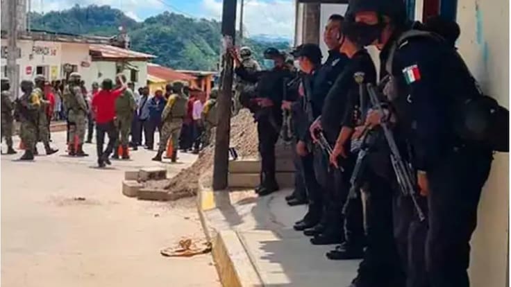 Escoltados por militares, profesores logran salir de Pantelhó, Chiapas