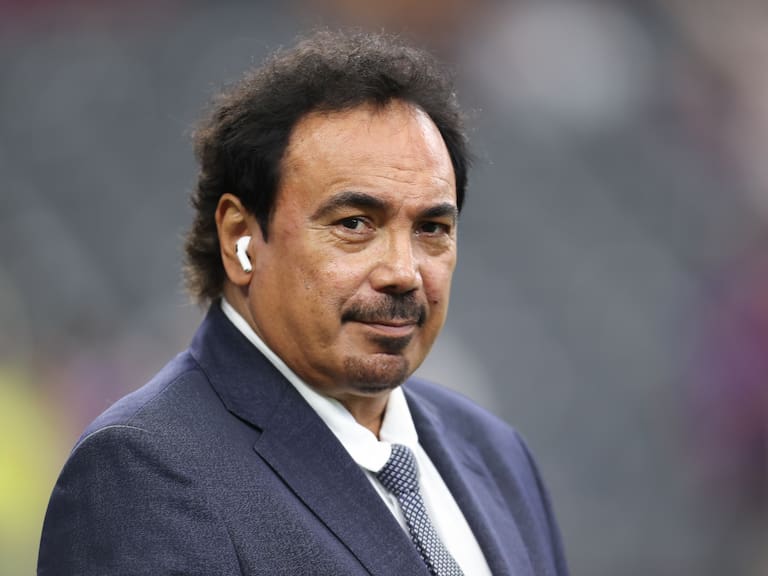 El exjugador Hugo Sánchez asiste al partido amistoso de pretemporada entre el FC Barcelona y el Real Madrid en el Estadio AT&T en Arlington, Texas. (Foto de Omar Vega/Getty Images)