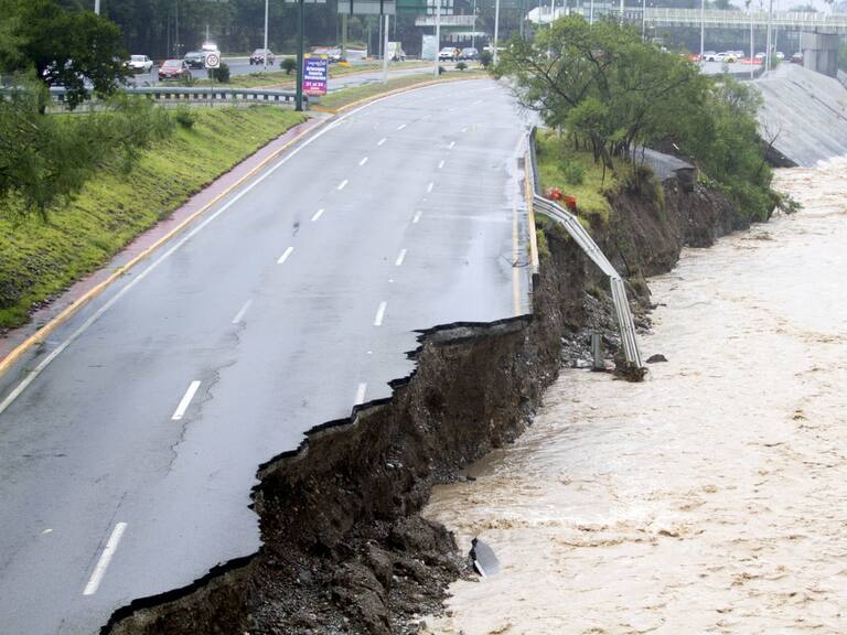 Ante el paso de la Tormenta Tropical "Alberto", se han producido diversos desgajamientos en la avenida Constitución debido a la creciente del Río Santa Catarina.