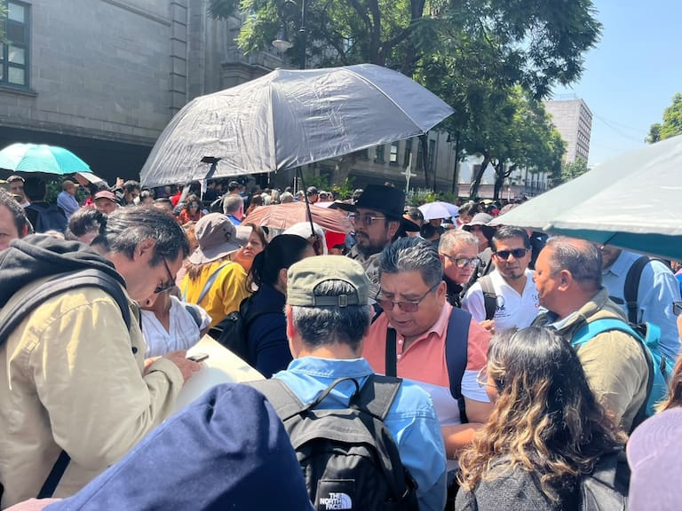 integrantes de la CNTE regresaron este jueves al Zócalo para reunirse con la presidenta Claudia Sheinbaum en Palacio Nacional y abordar demandas pendientes desde mayo, entre ellas la revocación de la Ley del ISSSTE.