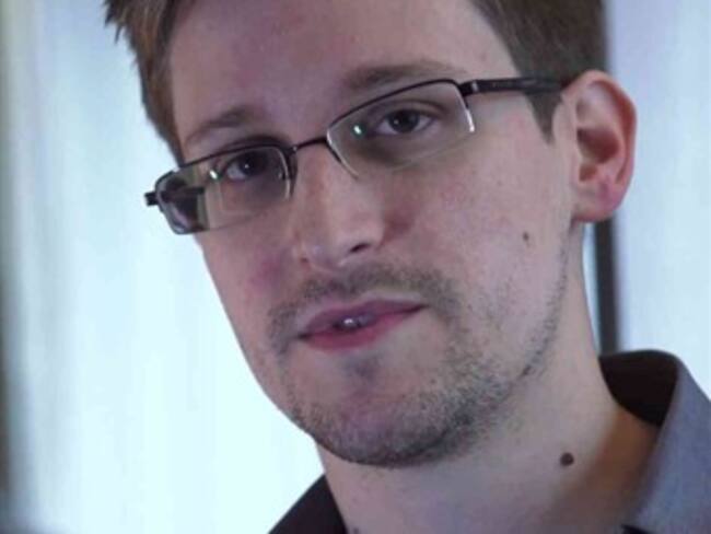 Snowden no saldrá por ahora de aeropuerto de Moscú, según abogado