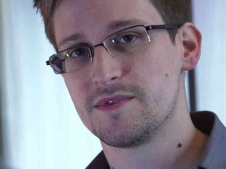 Snowden no saldrá por ahora de aeropuerto de Moscú, según abogado