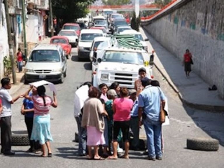 Obligan a niños a bloquear una calle bajo el sol