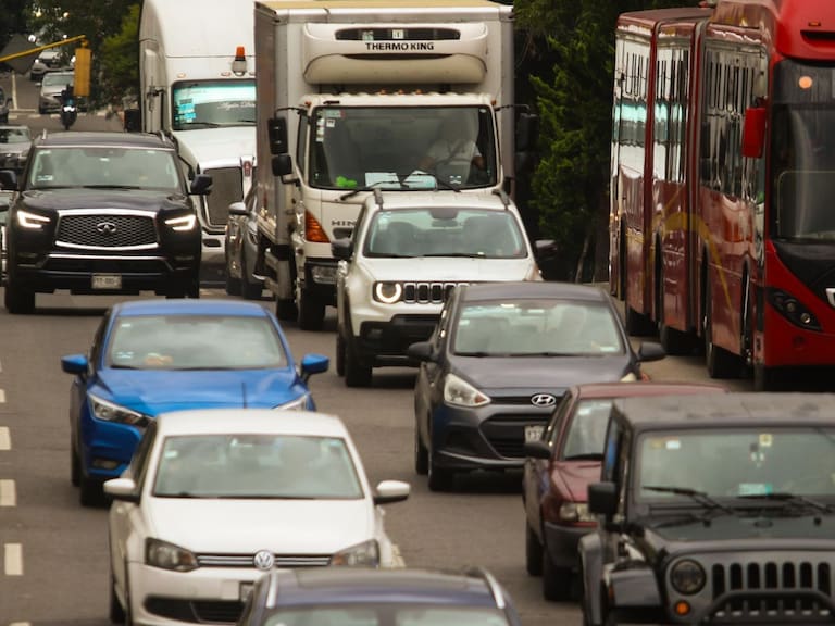 Hoy No Circula de este lunes: engomados, placas y multas que debes revisar en CDMX y Edomex. Cuartoscuro
