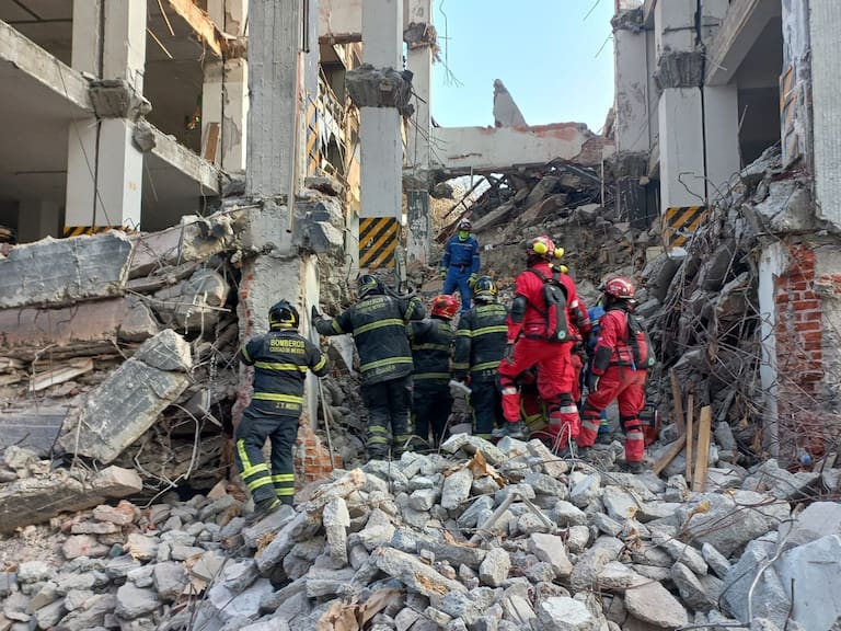 Esta mañana fue localizado el cuerpo de la tercera persona desaparecida que se encontraba laborando durante el derrumbe en calzada San Antonio.