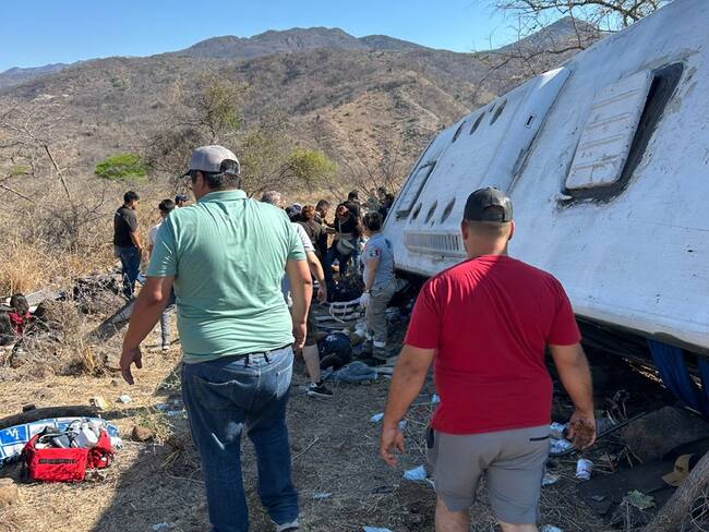 Volcadura en Nayarit deja 7 personas muertas y más de 30 heridas