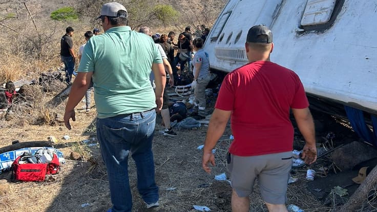Volcadura en Nayarit deja 7 personas muertas y más de 30 heridas
