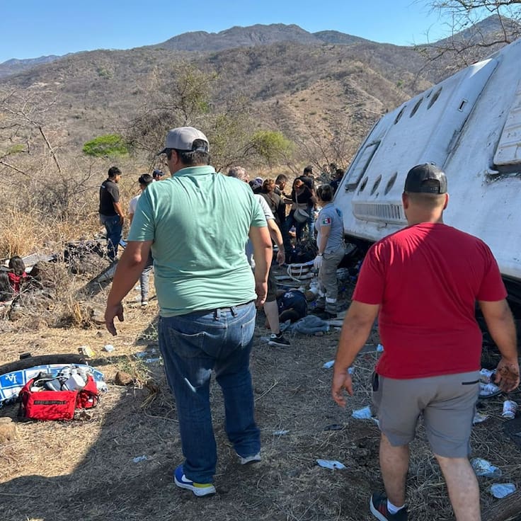 Volcadura en Nayarit deja 7 personas muertas y más de 30 heridas