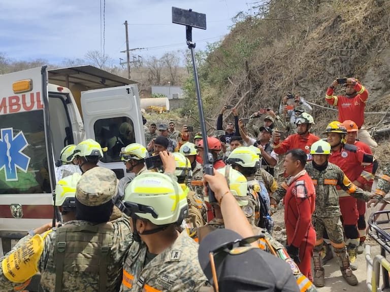 En la mina Santa Fe en Sinaloa, autoridades reportaron el hallazgo de un trabajador sin vida y otro con vida tras 13 días de labores de rescate.