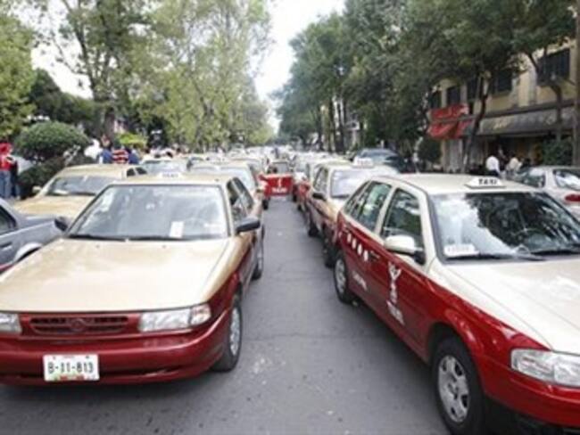 Se manifiestan taxistas ante Setravi