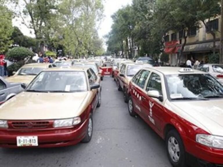 Se manifiestan taxistas ante Setravi