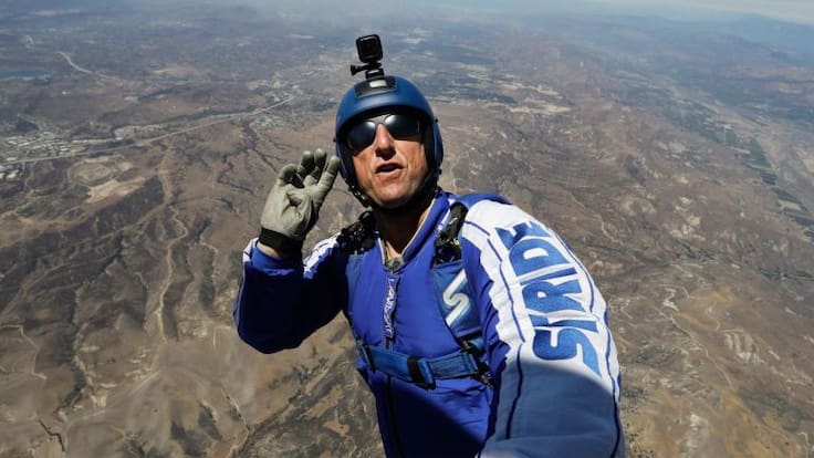 Hombre salta sin paracaídas… ¡y vive para contarlo!
