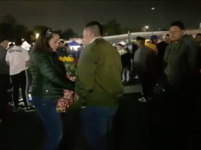 Pidió matrimonio afuera del Azteca y ella le rompió el corazón