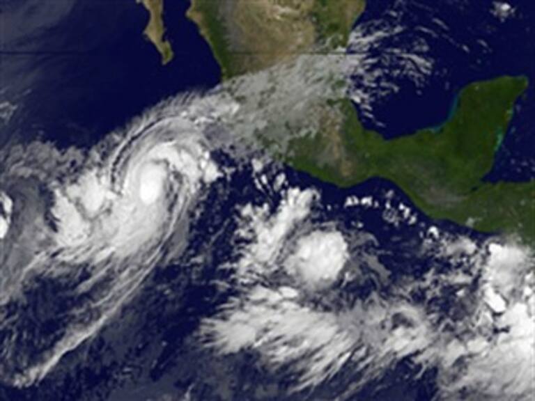 Son evacuados cientos de personas en Colima por inundaciones