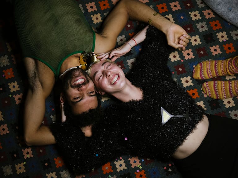 El amor no se trata de seguir un guion rígido, sino de construir un espacio donde ambos puedan ser su mejor versión. Foto: Getty Images