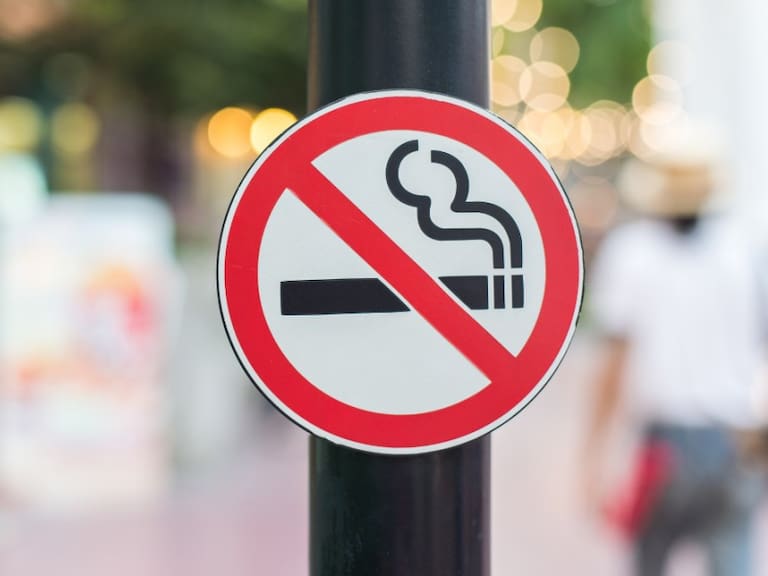 Te pueden sancionar por fumar en las nuevas 11 zonas libres de humo del Centro Histórico de CDMX.
