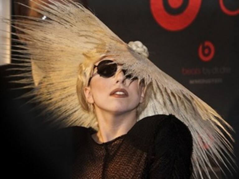 Muestra Lady Gaga en Nueva York su espíritu navideño