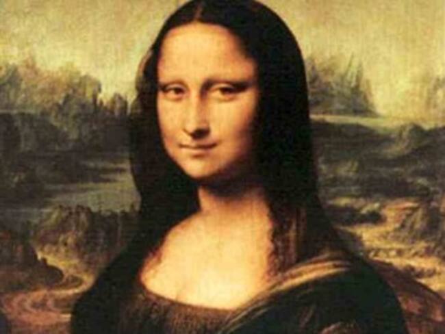 Arroja mujer taza de té contra Mona Lisa