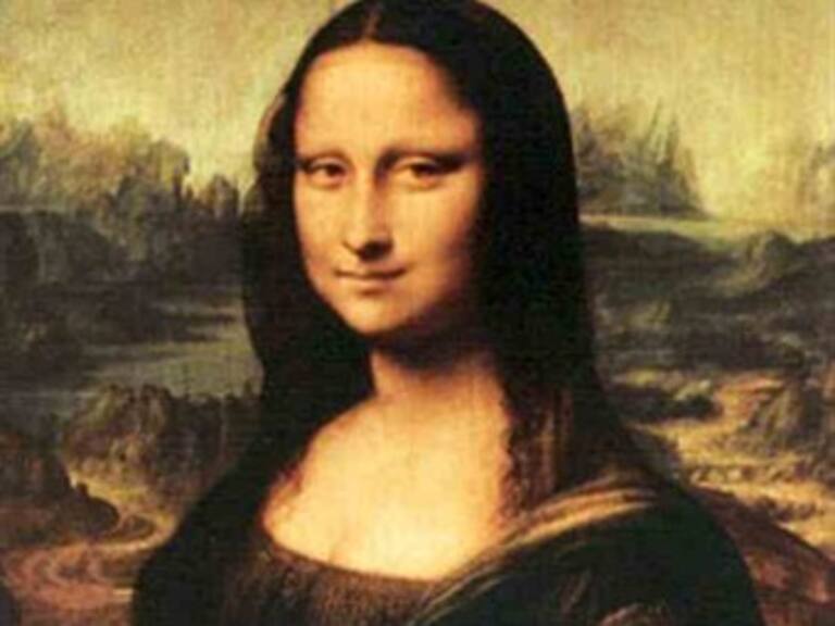 Arroja mujer taza de té contra Mona Lisa