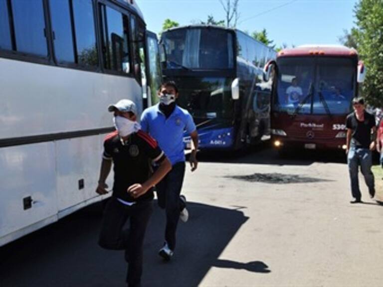 Retienen una decena de autobuses normalistas de Cherán