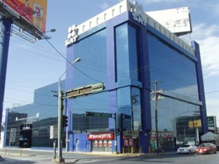 Evacúan edificio del SAT en Monterrey por conato de incendio